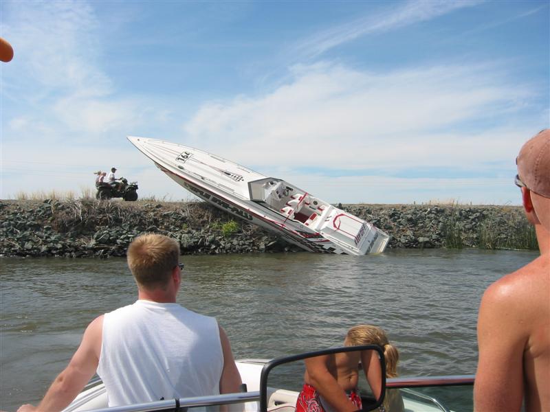 Wakeboarding_-_Cigarrette_Boat_Beached